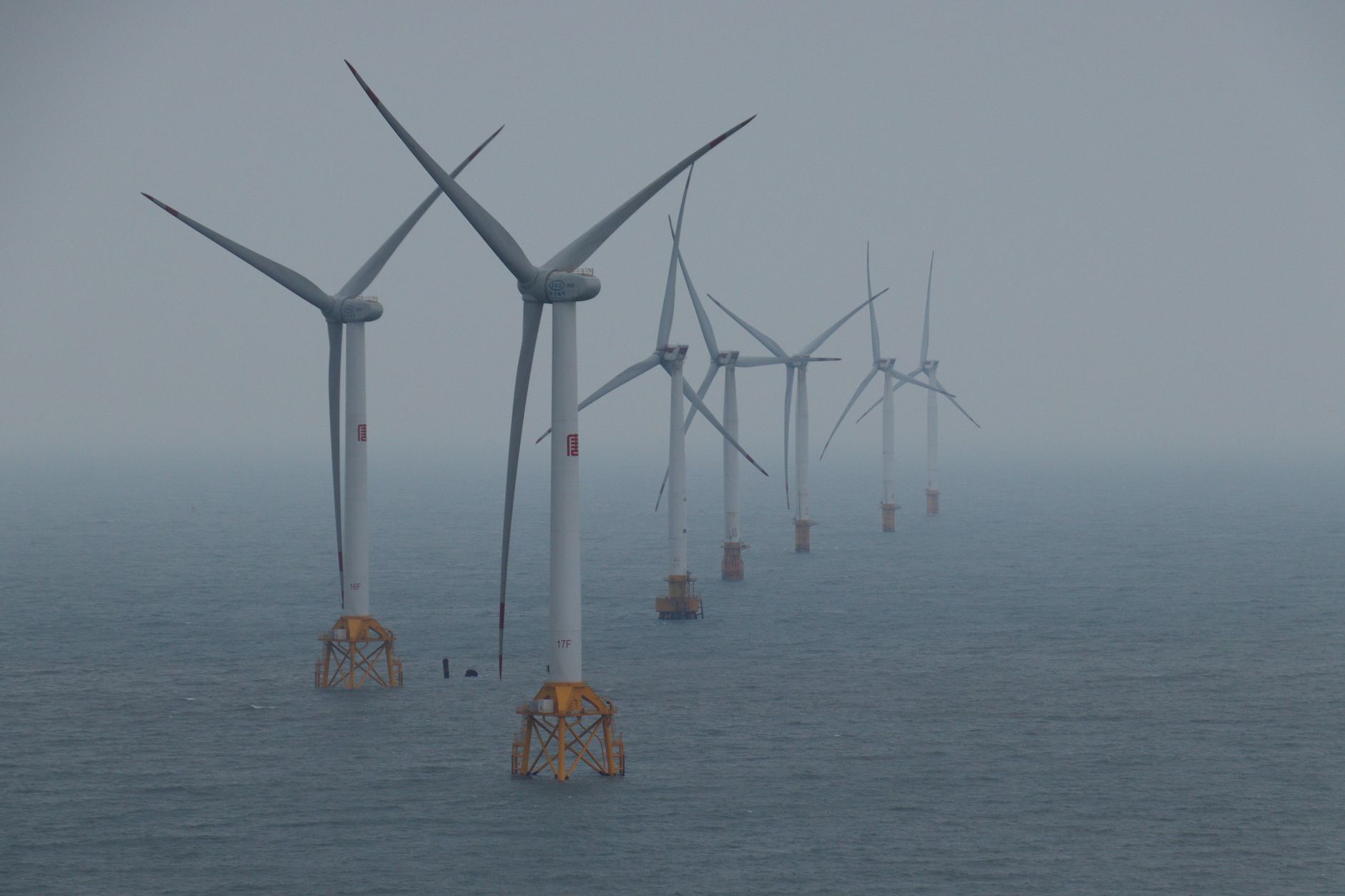 eolico marino — Offshore wind turbines generating clean energy in the ocean breeze.