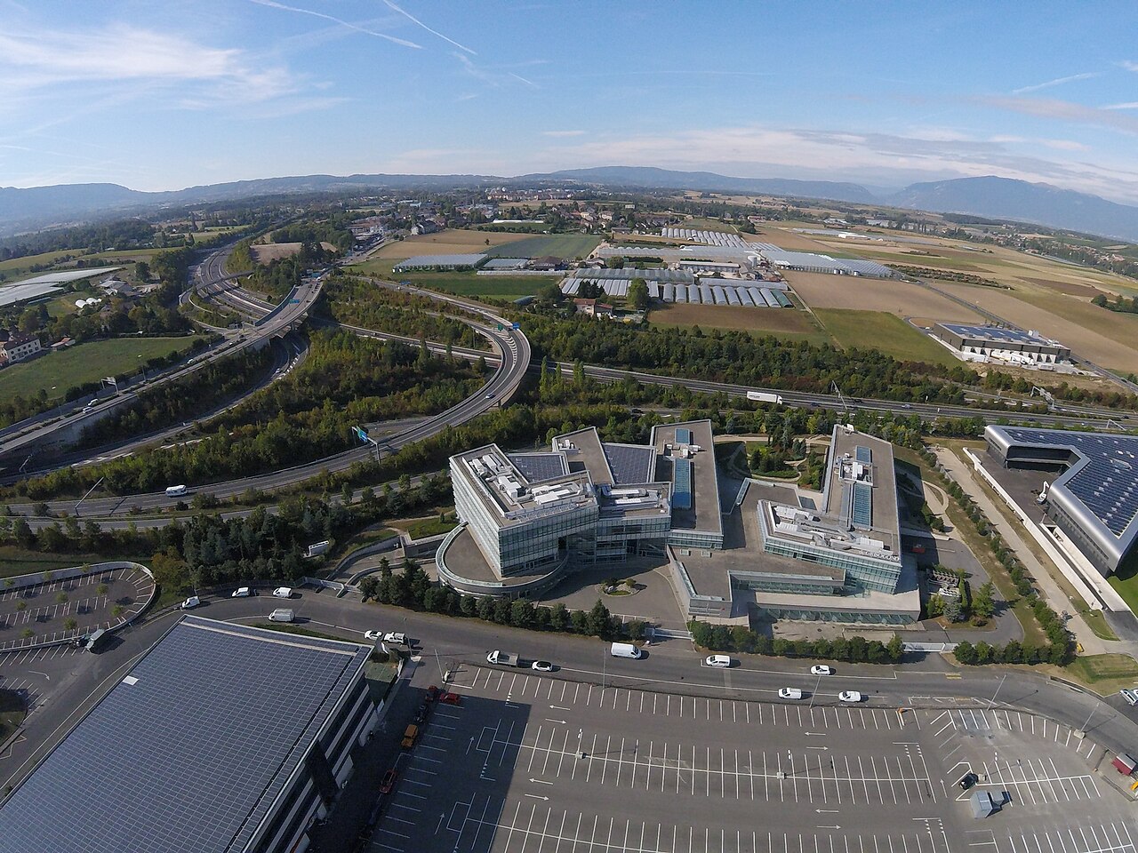 Borsa italiana vola ai massimi storici, StMicroelectronics traina con boom semiconduttori