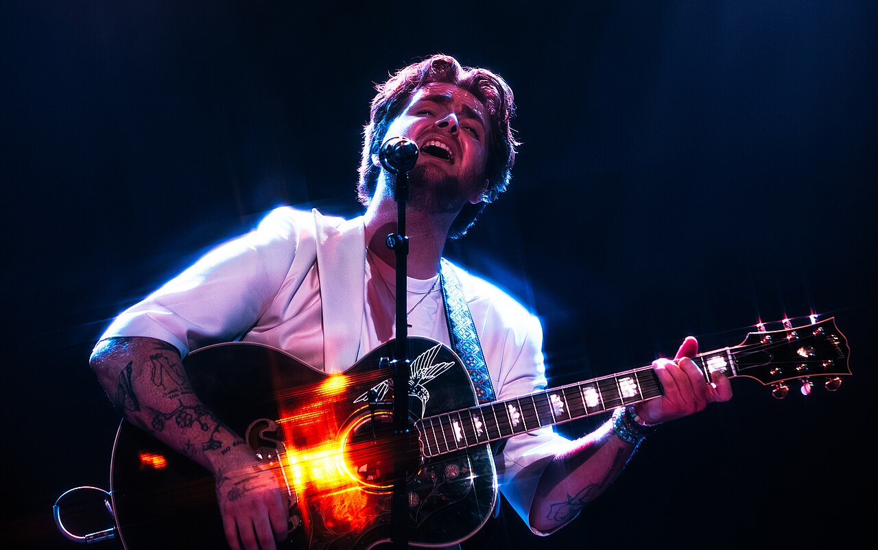 nuova canzone Alex Warren — Alex Warren presenta la sua nuova canzone 'Passenger': un viaggio emotivo tra melodia e introspezione