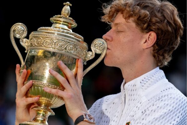 Sinner bis: battuto Zverev, è di nuovo re di Wimbledon