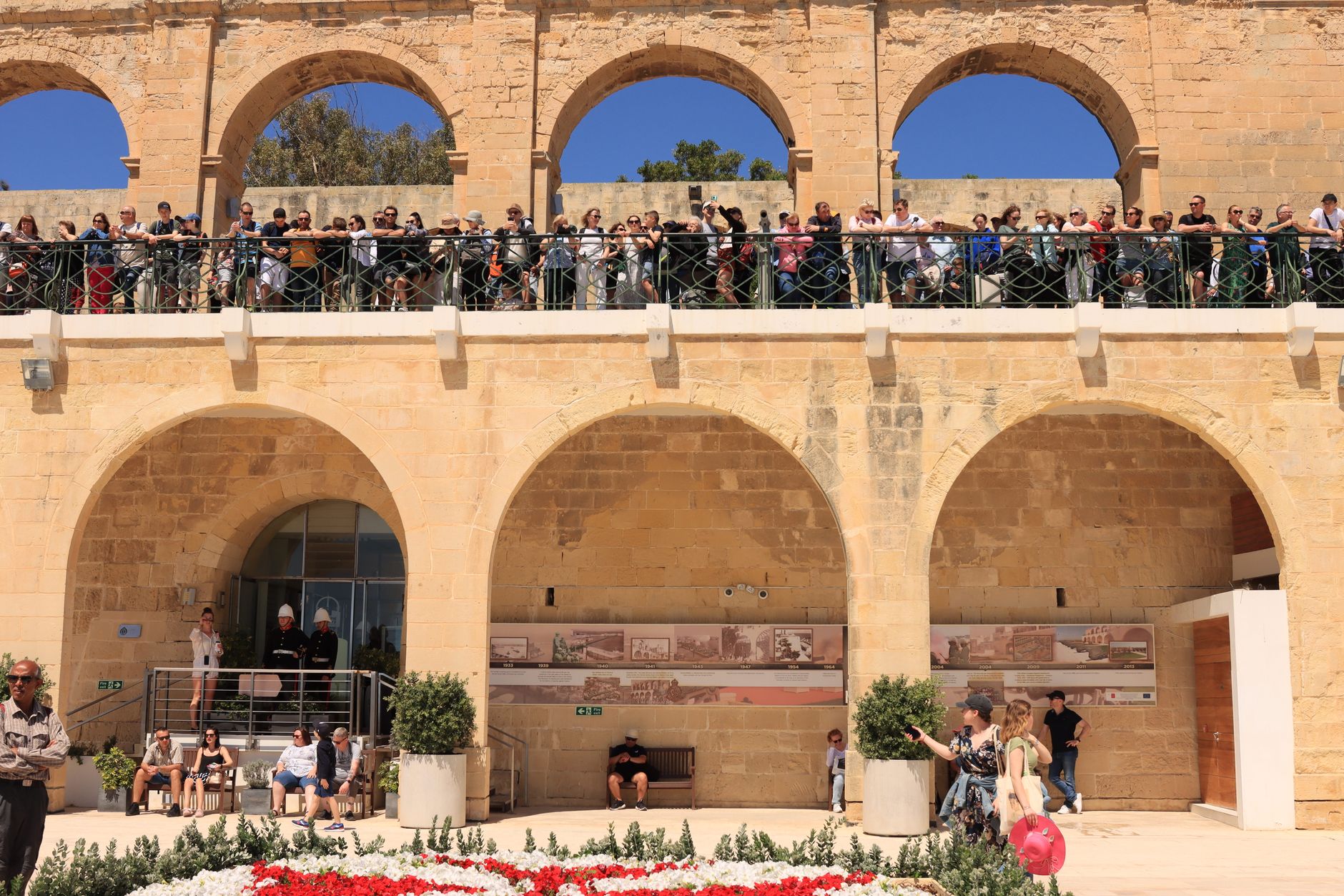 assoluzione di Fenech — Crowds admire views from Upper Barrakka Gardens in Valletta, Malta.