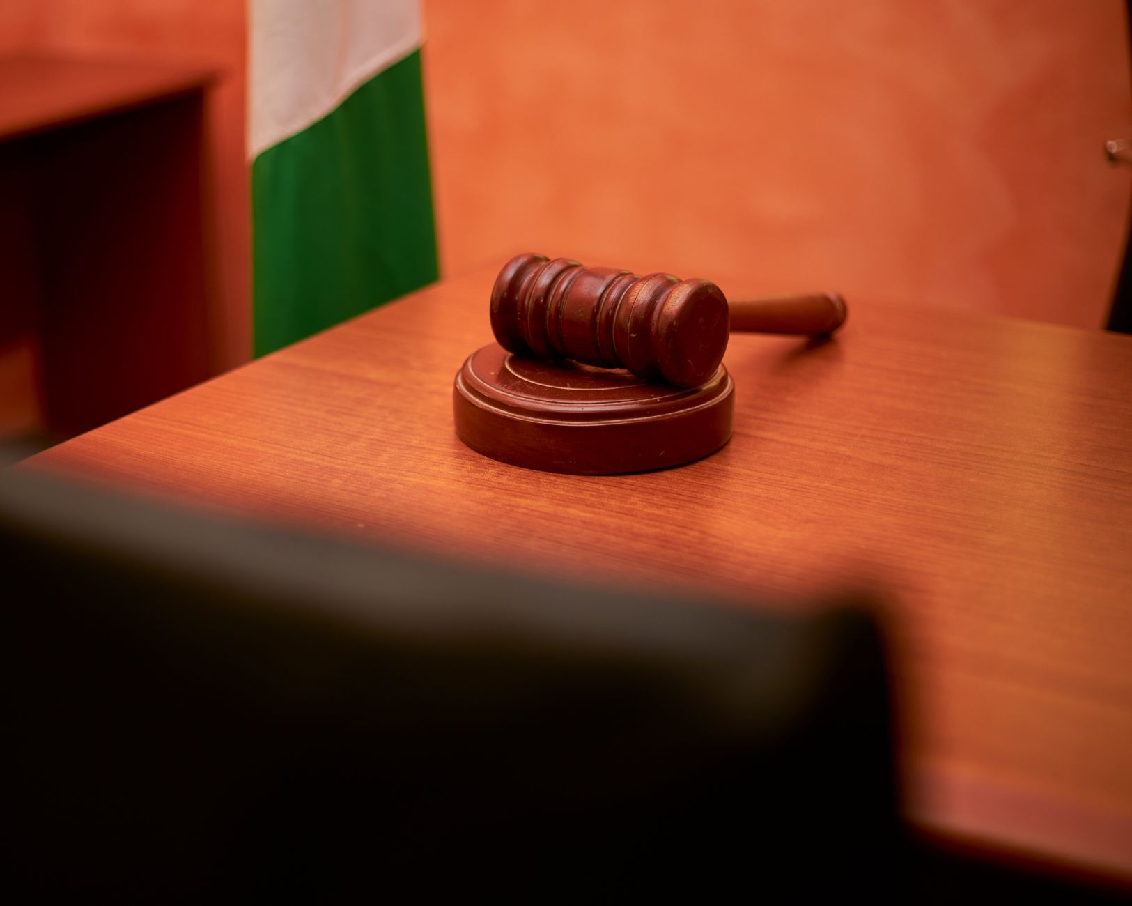 neonati sepolti — A close-up of a gavel on a courtroom desk representing law and justice.