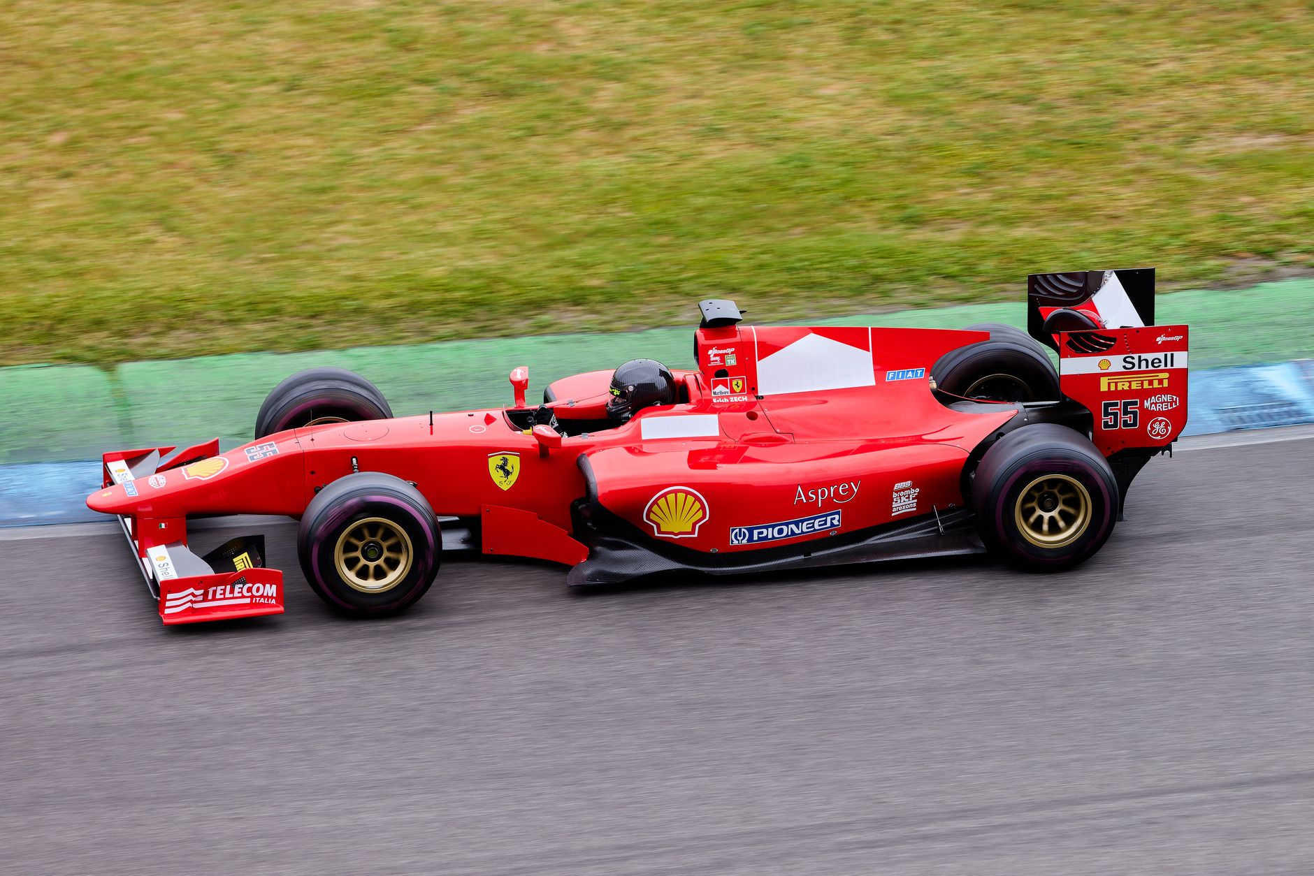 titolo di Formula 1 — High-speed Formula 1 car in action on an outdoor racing track, showcasing motion and excitement.