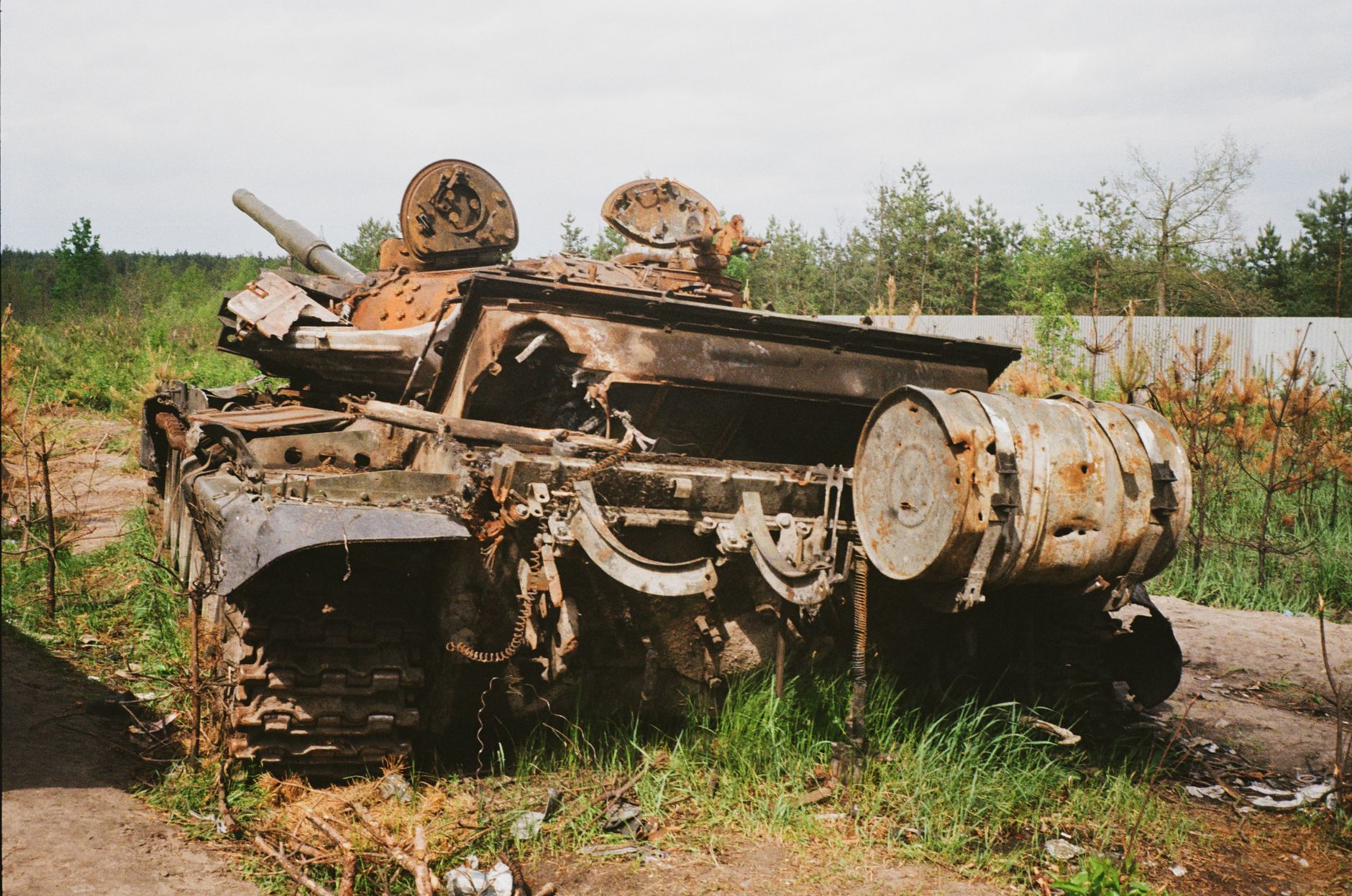 niente armi a Kiev — Rusted and damaged tank abandoned in Bucha, Ukraine, symbolizing conflict impact.
