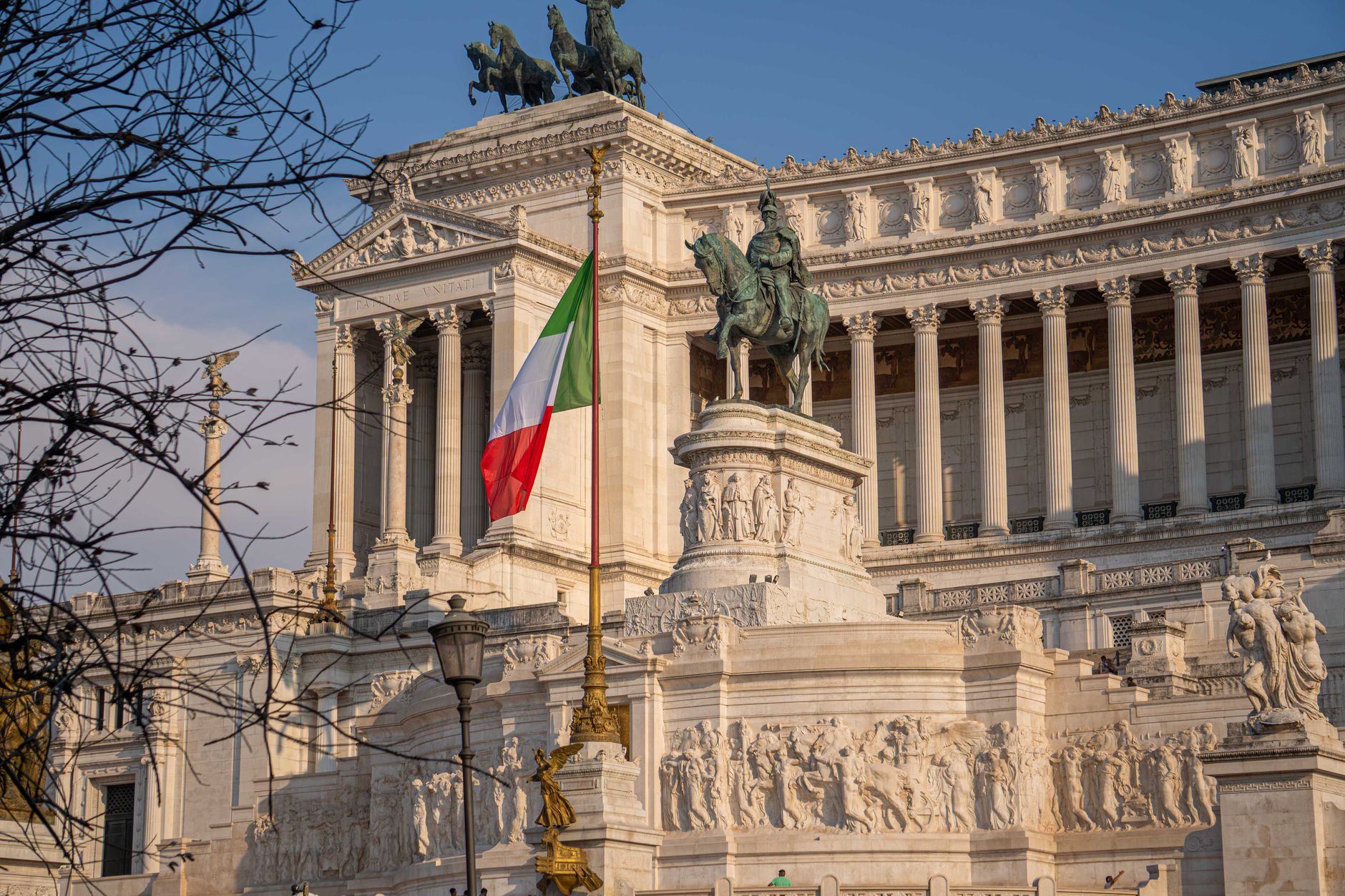 deficit sopra il 3% — The majestic Vittoriano Monument in Rome, showcasing Italian heritage with a prominent flag.