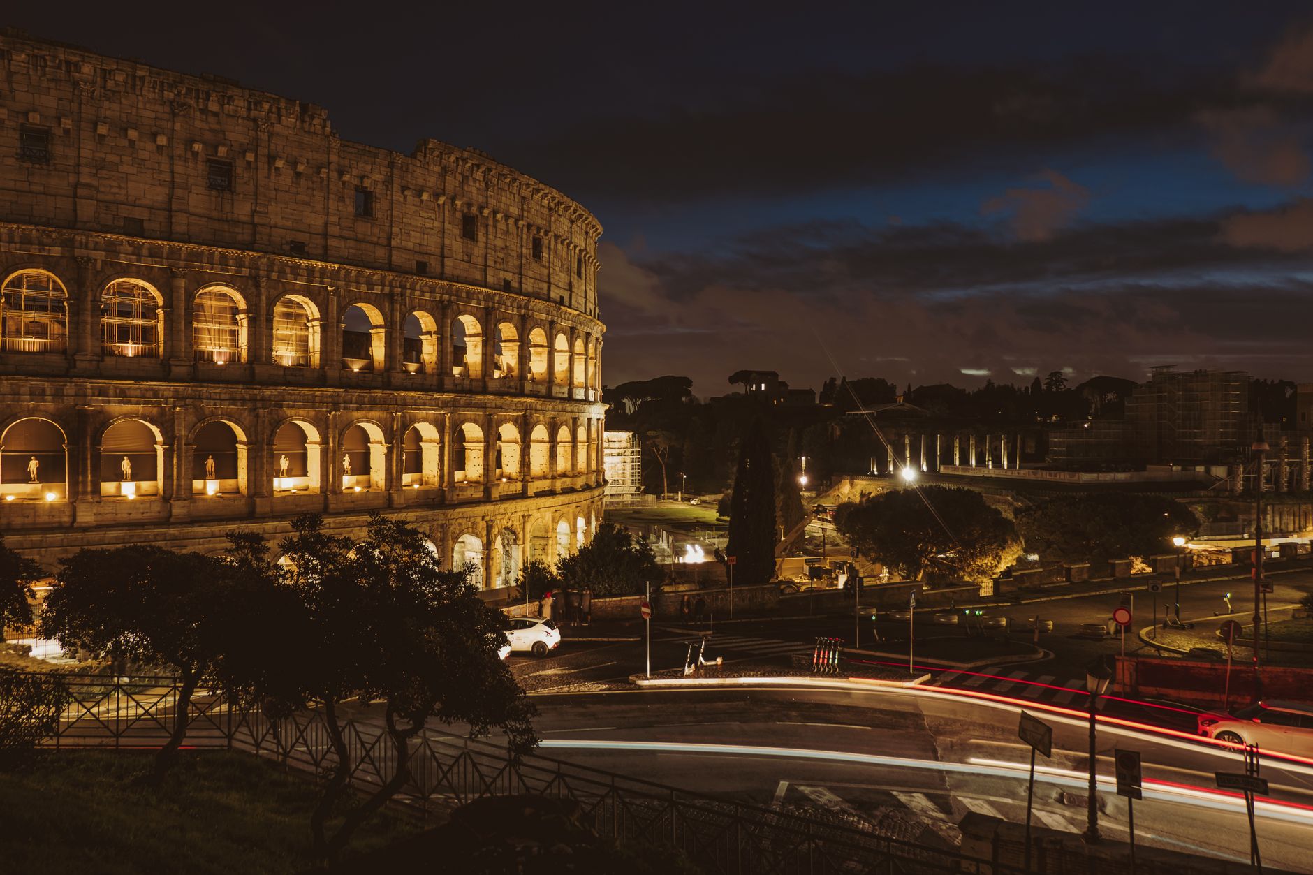 morte di Andrea Moretti — Stunning nighttime view of the illuminated Colosseum in Rome, capturing its historical grandeur.