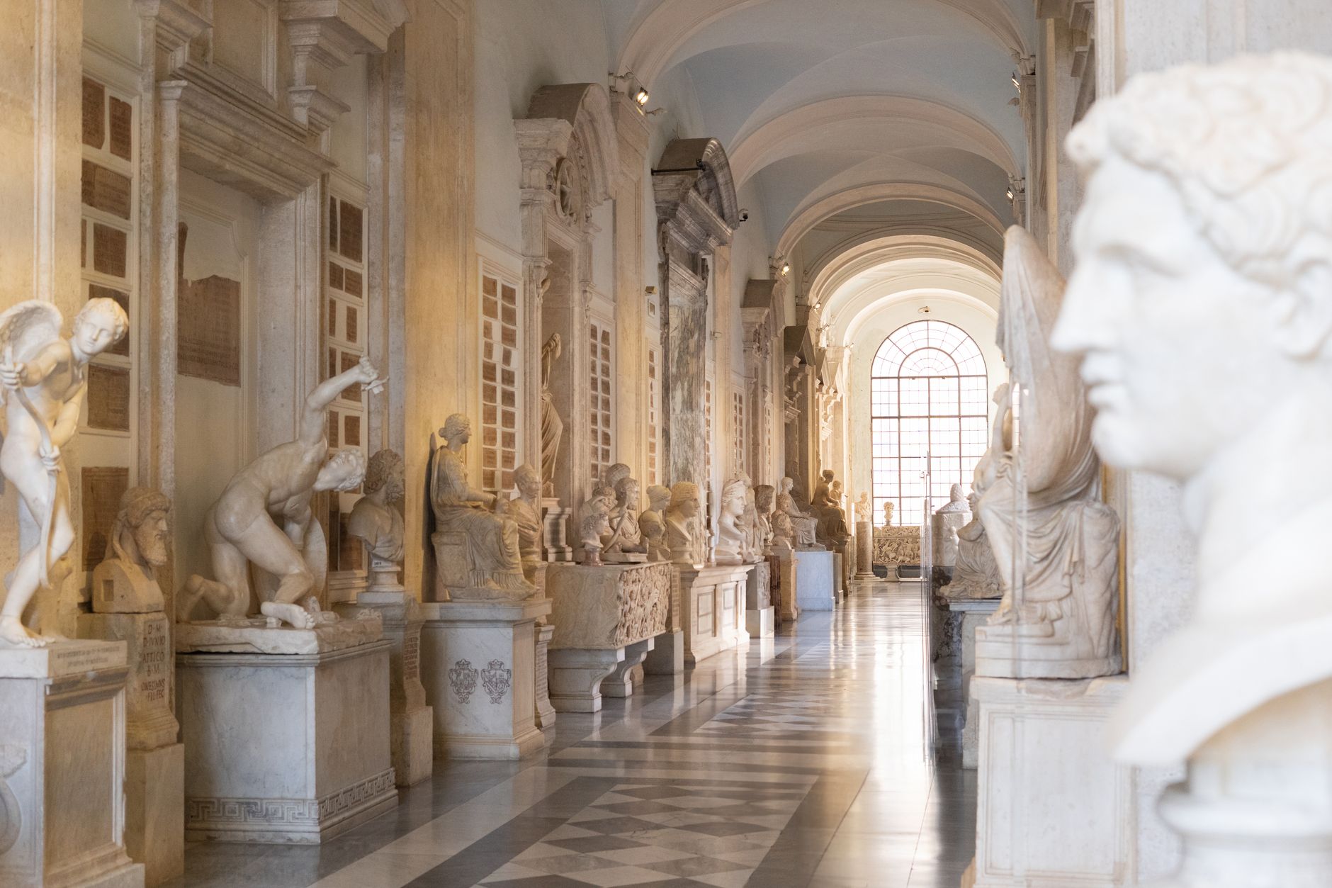 cultura italiana — Elegant museum hallway with classical sculptures, showcasing Renaissance architecture and art.