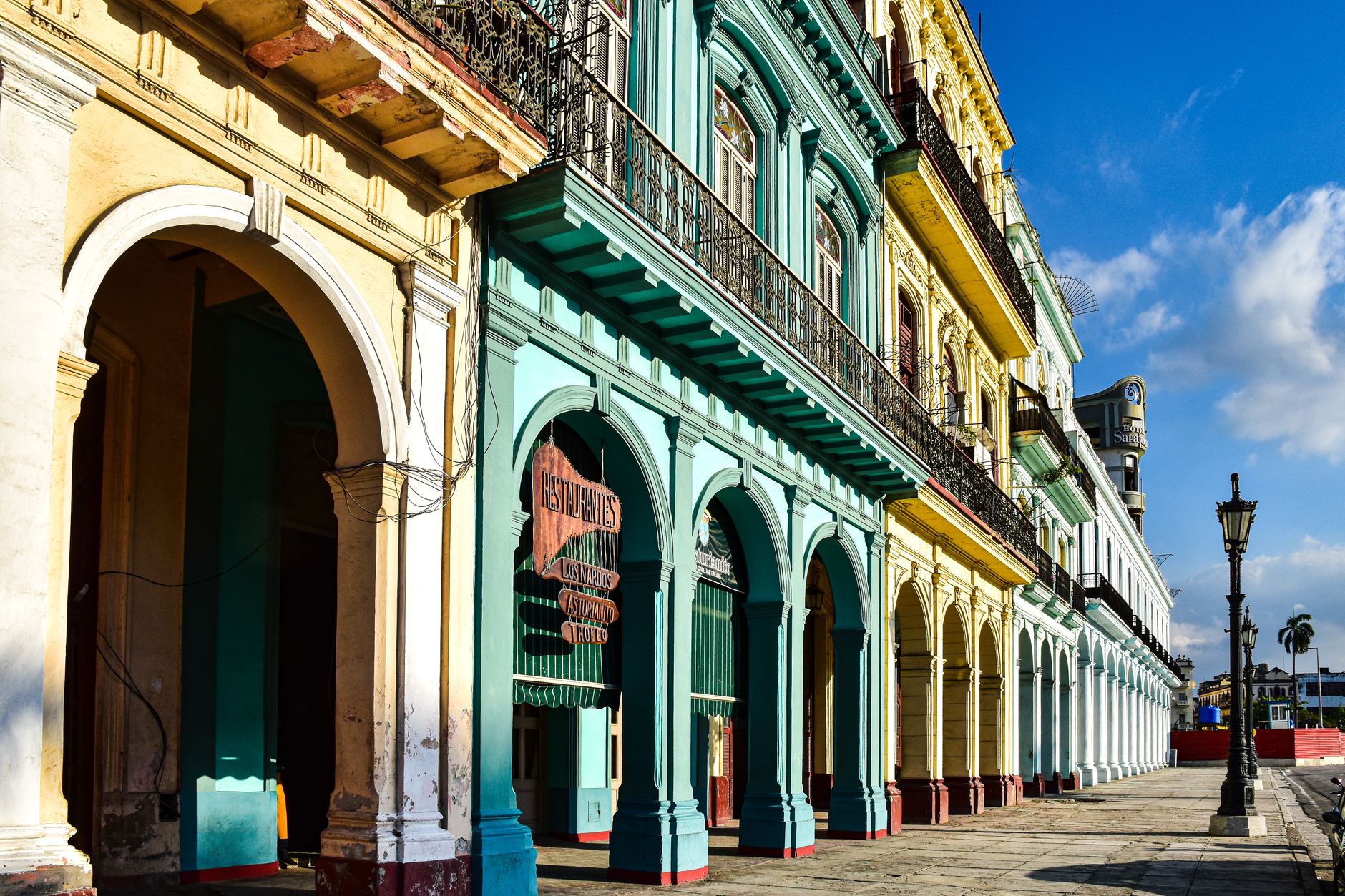 crisi economica a Cuba — Vibrant colonial buildings with arches lining a sunny street in Havana, Cuba.