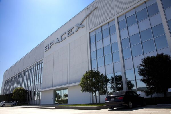 L'IPO SpaceX diventa virale: la provocazione delle scarpe verdi fa il giro dei social