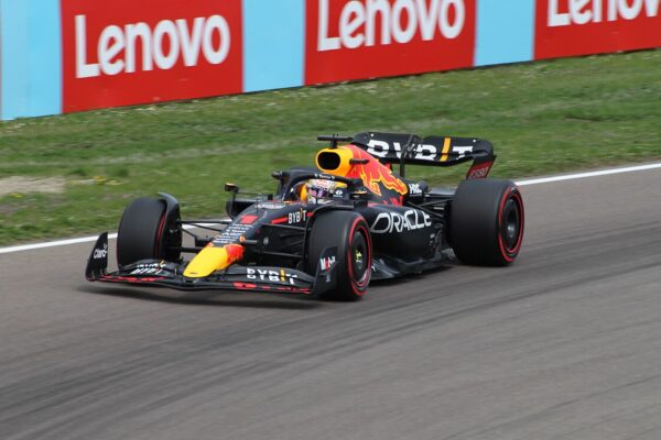 Verstappen rinnova con Red Bull fino al 2030
