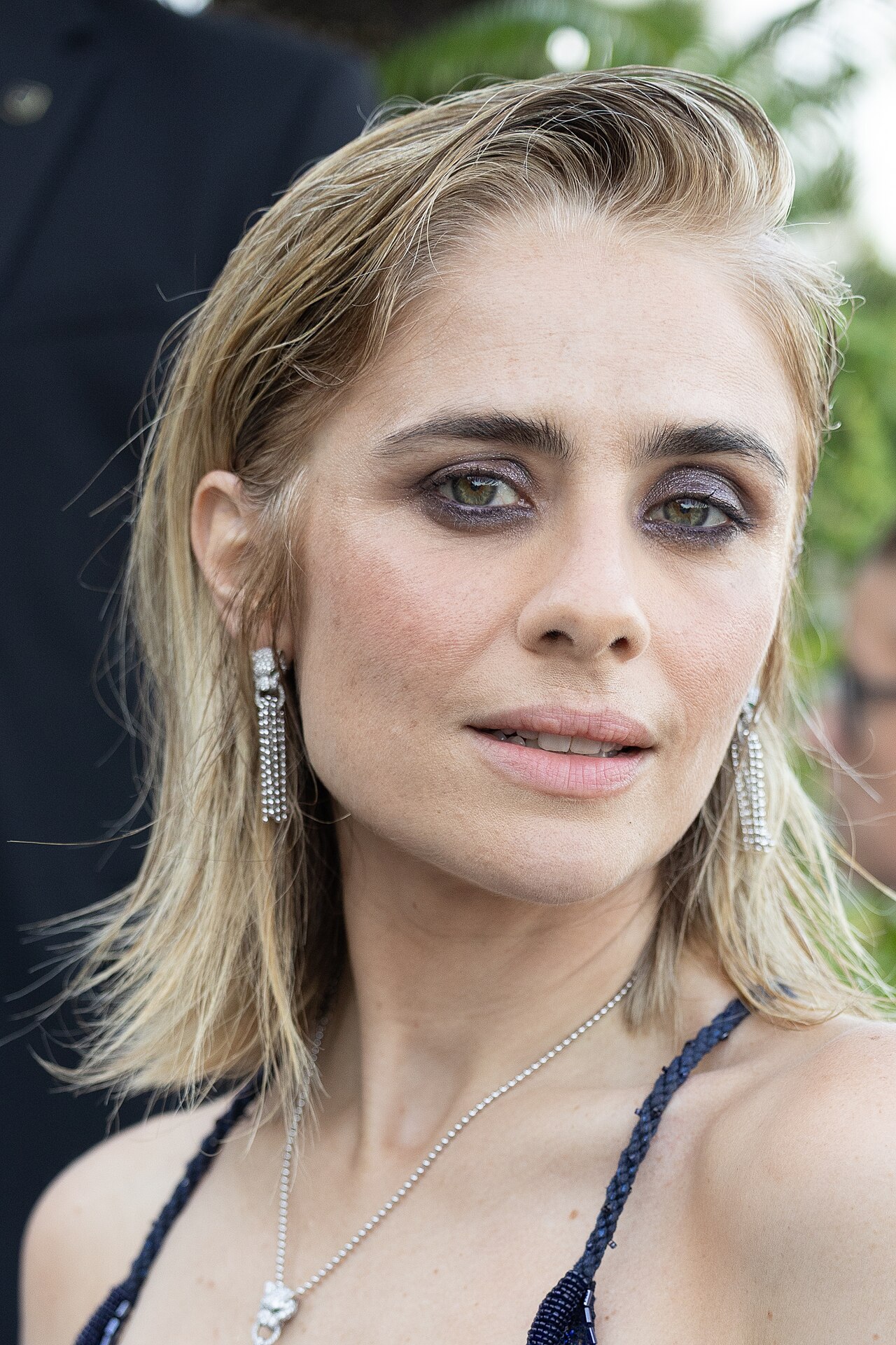 Greta Scarano contro i femminicidi: gesto simbolico sul red carpet di Venezia