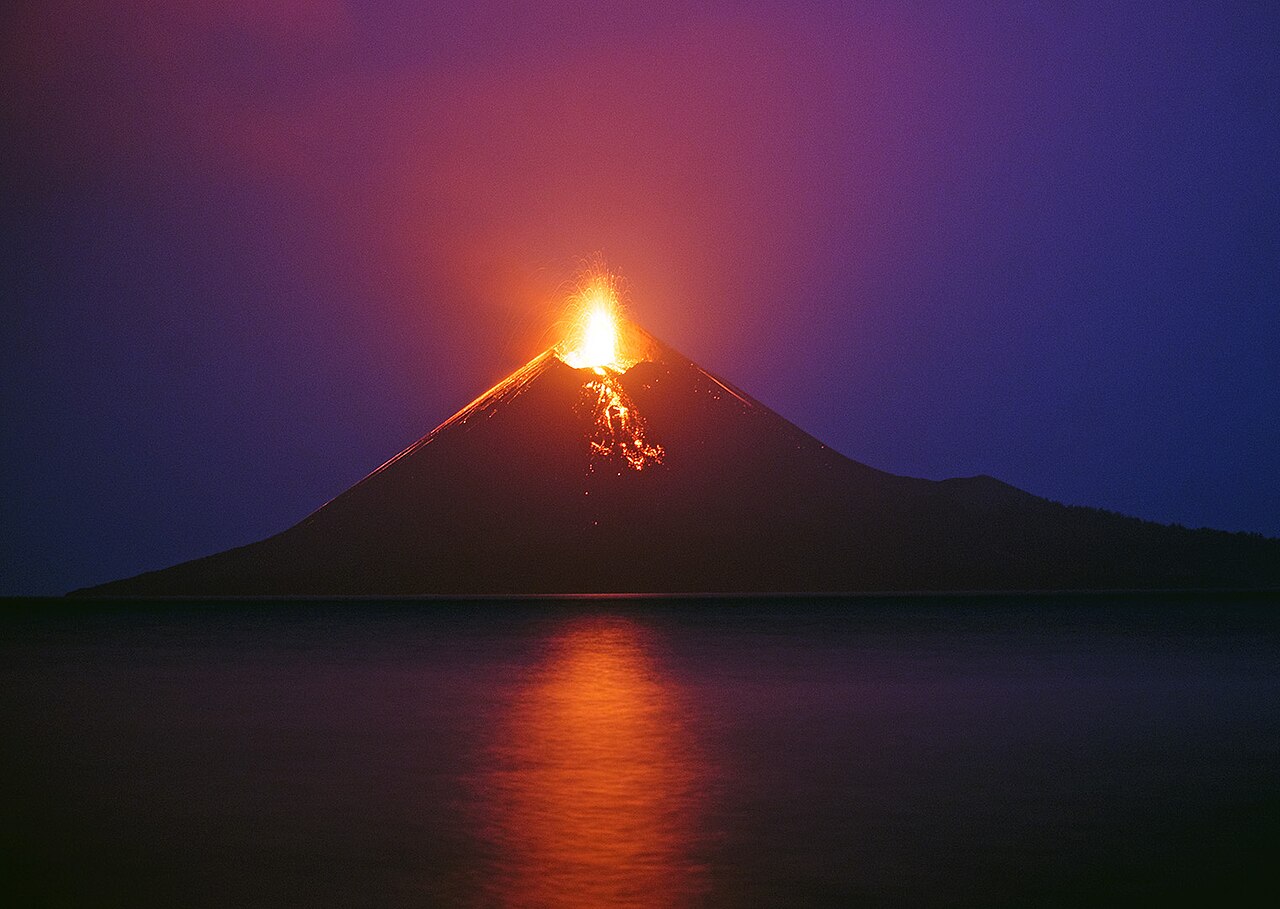 Eruzione vulcano Anak Krakatau, riapre l'aeroporto di Giacarta dopo tre giorni di stop
