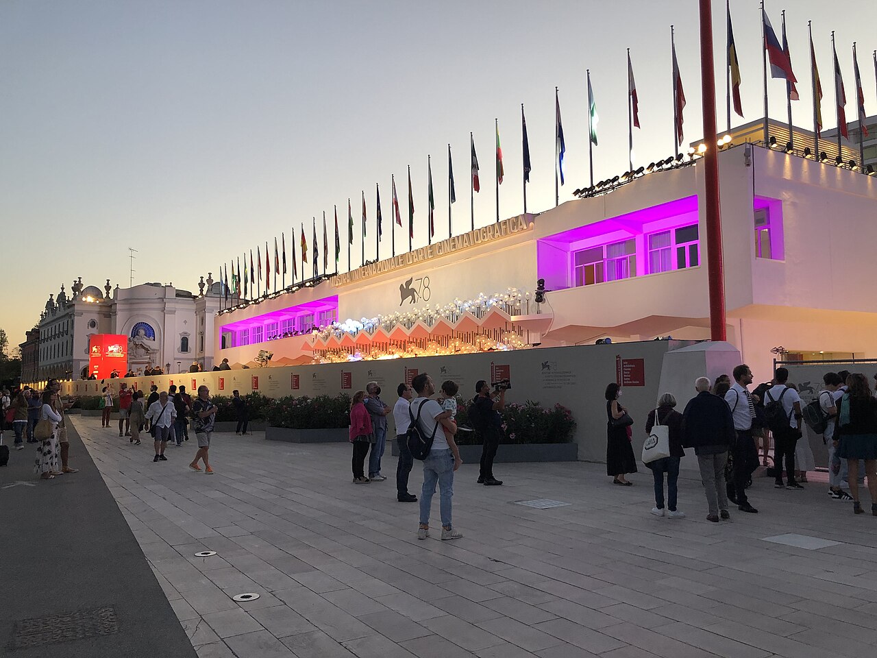 Mostra del Cinema di Venezia, mercoledì 9 settembre: De Angelis in gara, Pamela Anderson fuori concorso