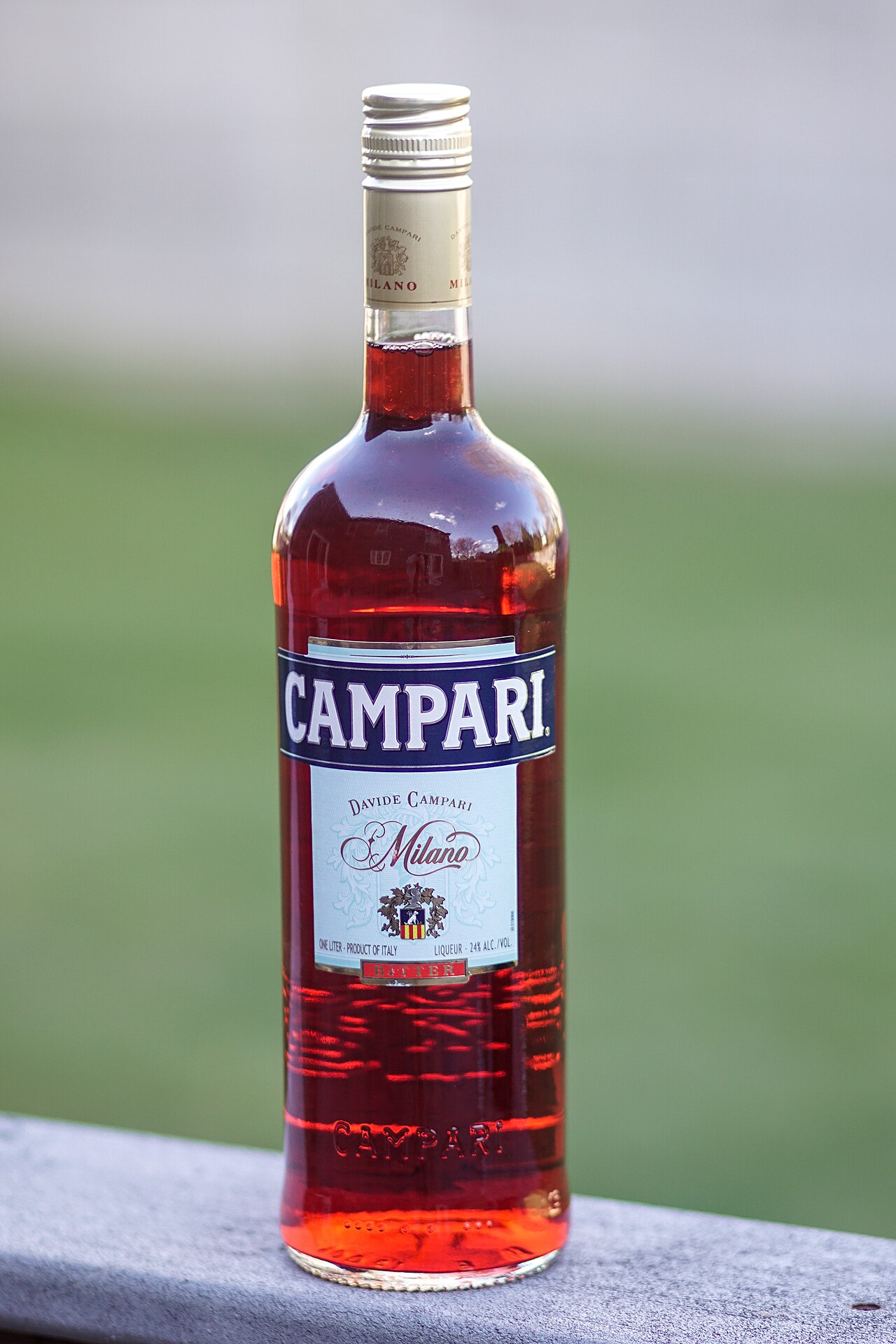 Borsa Milano in calo: pesano petrolio e tecnologia, corre Campari