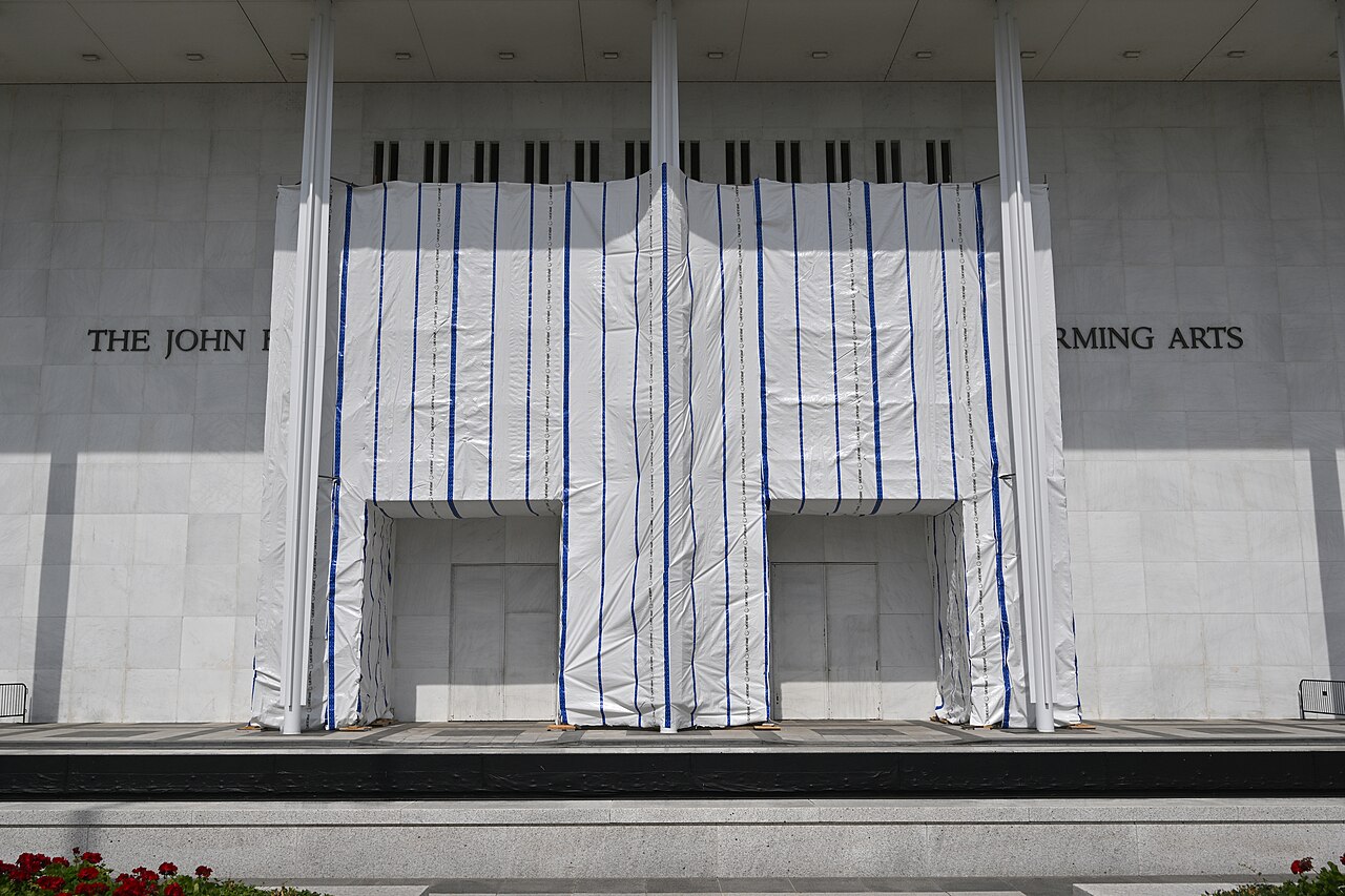 Chiusura Kennedy Center: il presidente lega la ristrutturazione al suo nome