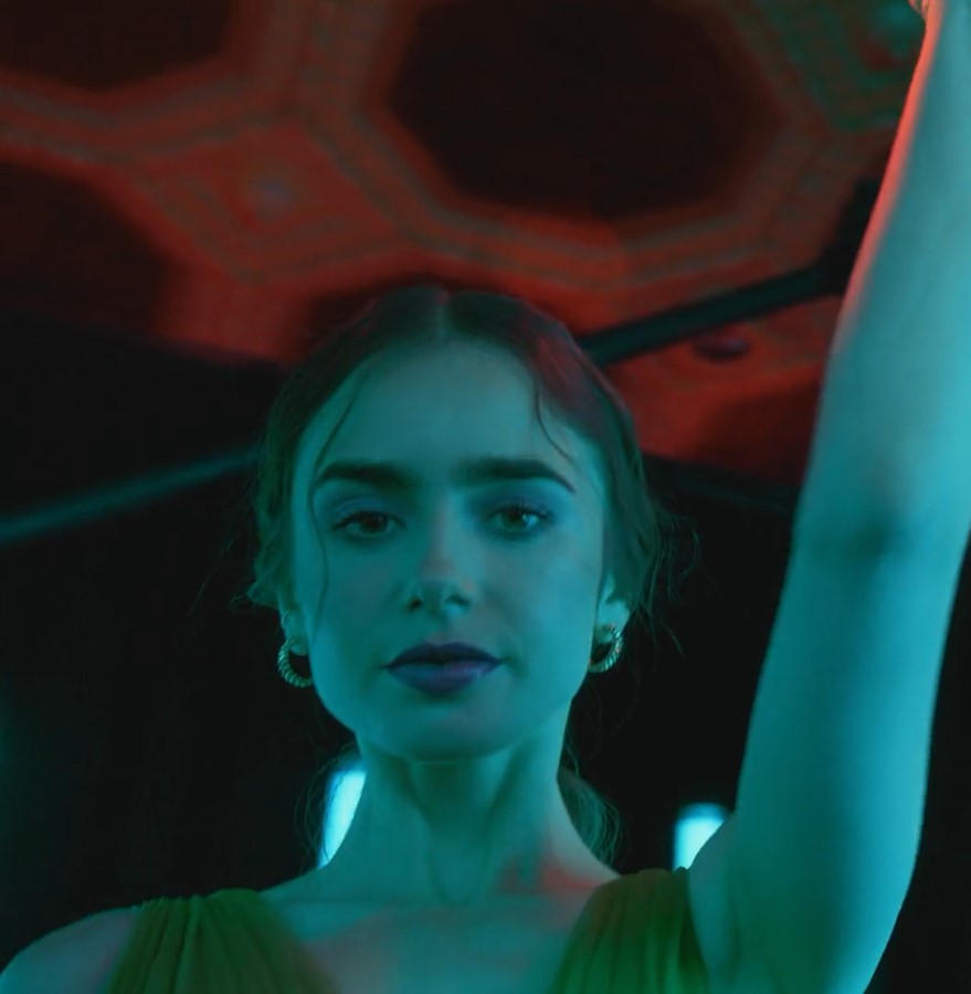 Lily Collins saluta Emily in Paris — Emily in Paris, Lily Collins chiude il set: la serie Netflix si conclude il 24 dicembre