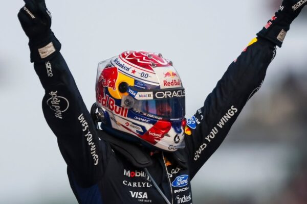 Verstappen vince in Malesia una gara folle