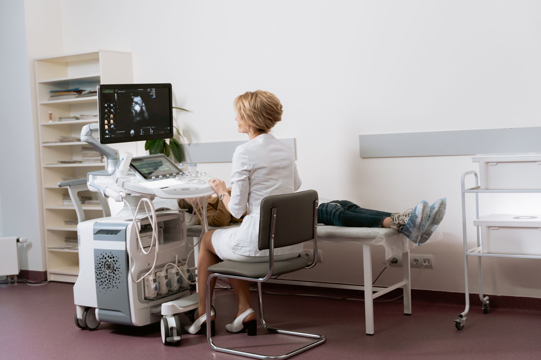 colangiocarcinoma — Doctor performing ultrasound scan on patient in modern clinic.